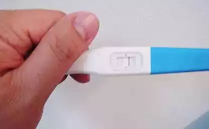 月經前驗孕棒會一深一淺嗎：要來姨媽前一天用驗孕棒測試一深一淺 會不會是