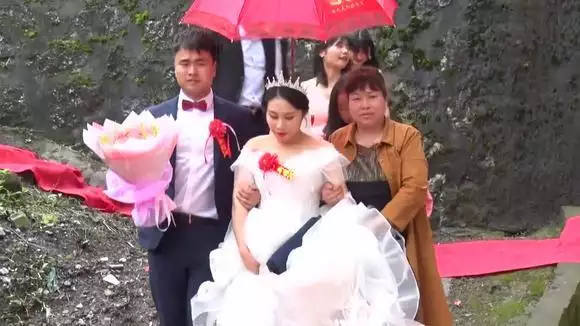 1、女孩29歲男孩24歲婚配嗎:一樣平常男生都多大娶親
