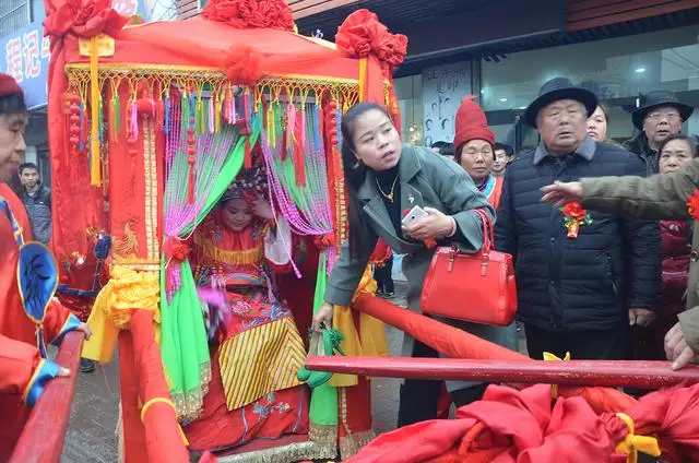屬雞的結婚上下轎忌諱什麼屬相：屬狗屬雞的今年結婚忌諱什麼屬相的人