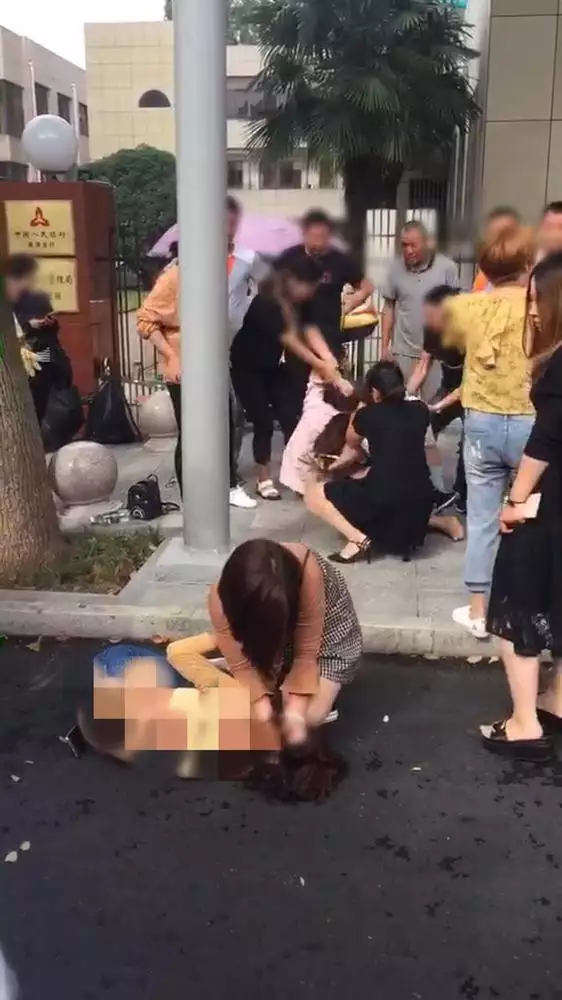 1、都知道不管是找小三兒，還是當小三兒，都會遭到的譴責，那為什麼還是有許多人都這麼做呢？