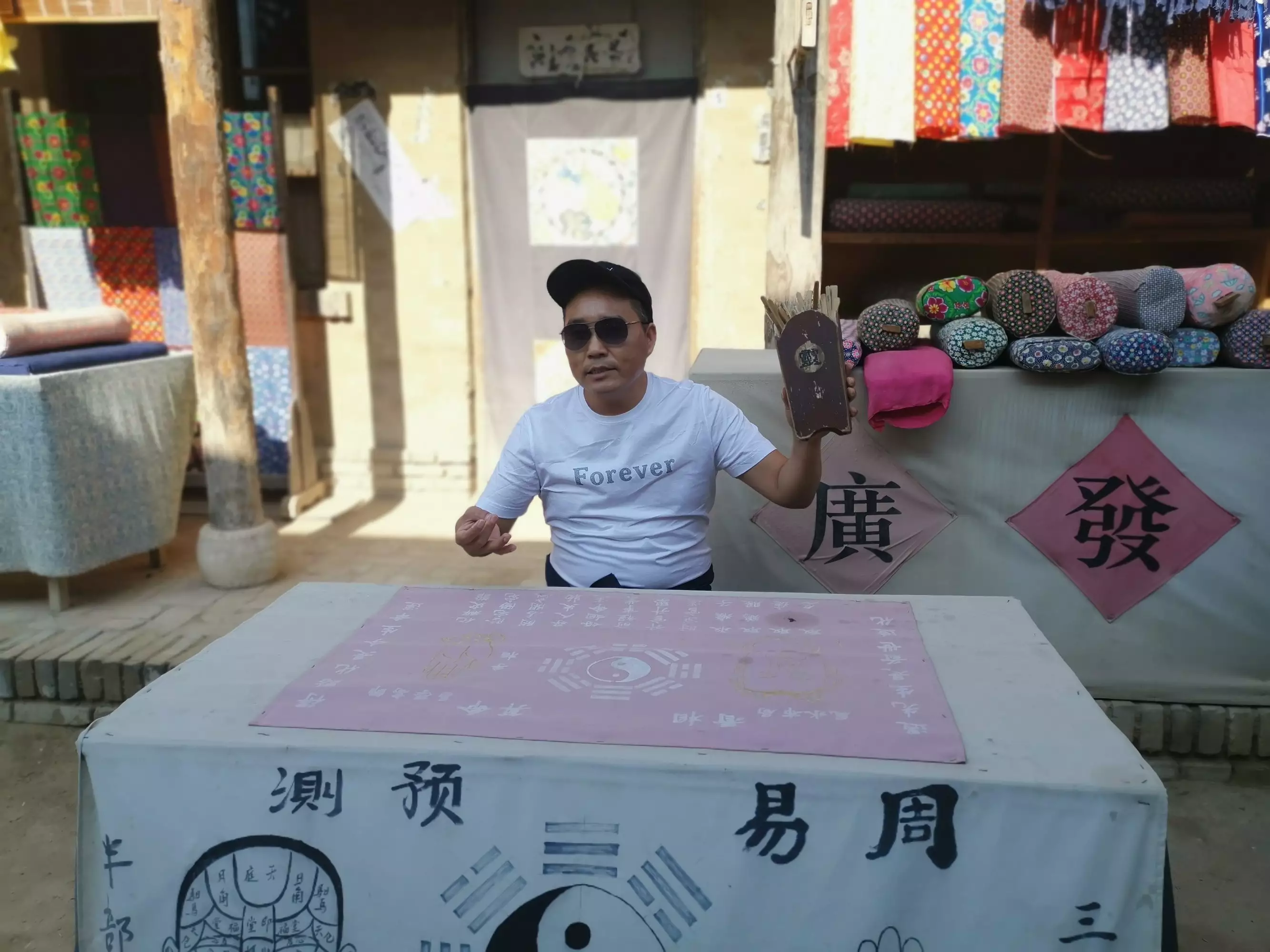 2、算卦的說今年有個坎:今年是災年嗎？算命的說我遇到坎了！你們都遇到大難了沒有啊？