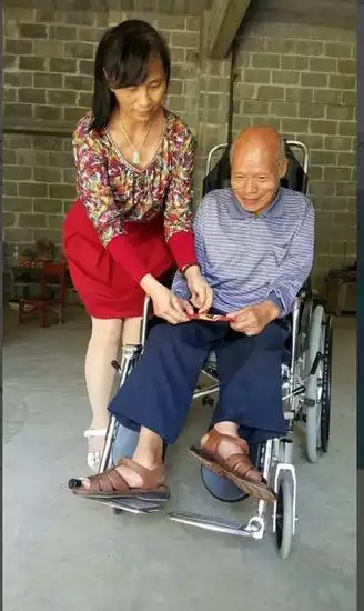 2、80歲的老人還硬:80歲左右的老人嗜睡,手腳無力僵硬是什麼回事