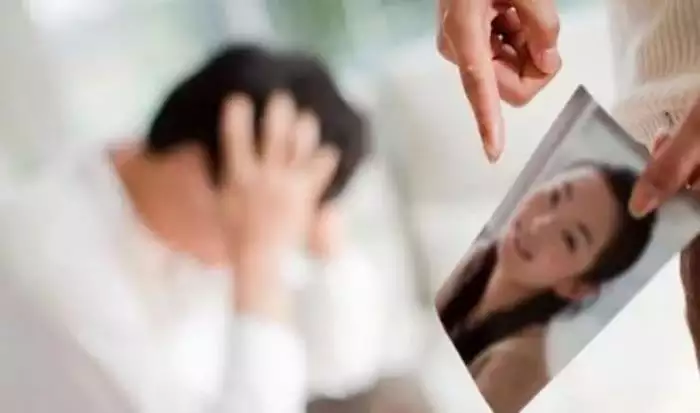 1、婚外情相處一年半了，和平結束關係，可男的還每天聯繫女方，很平常的聊天，男方啥心理？
