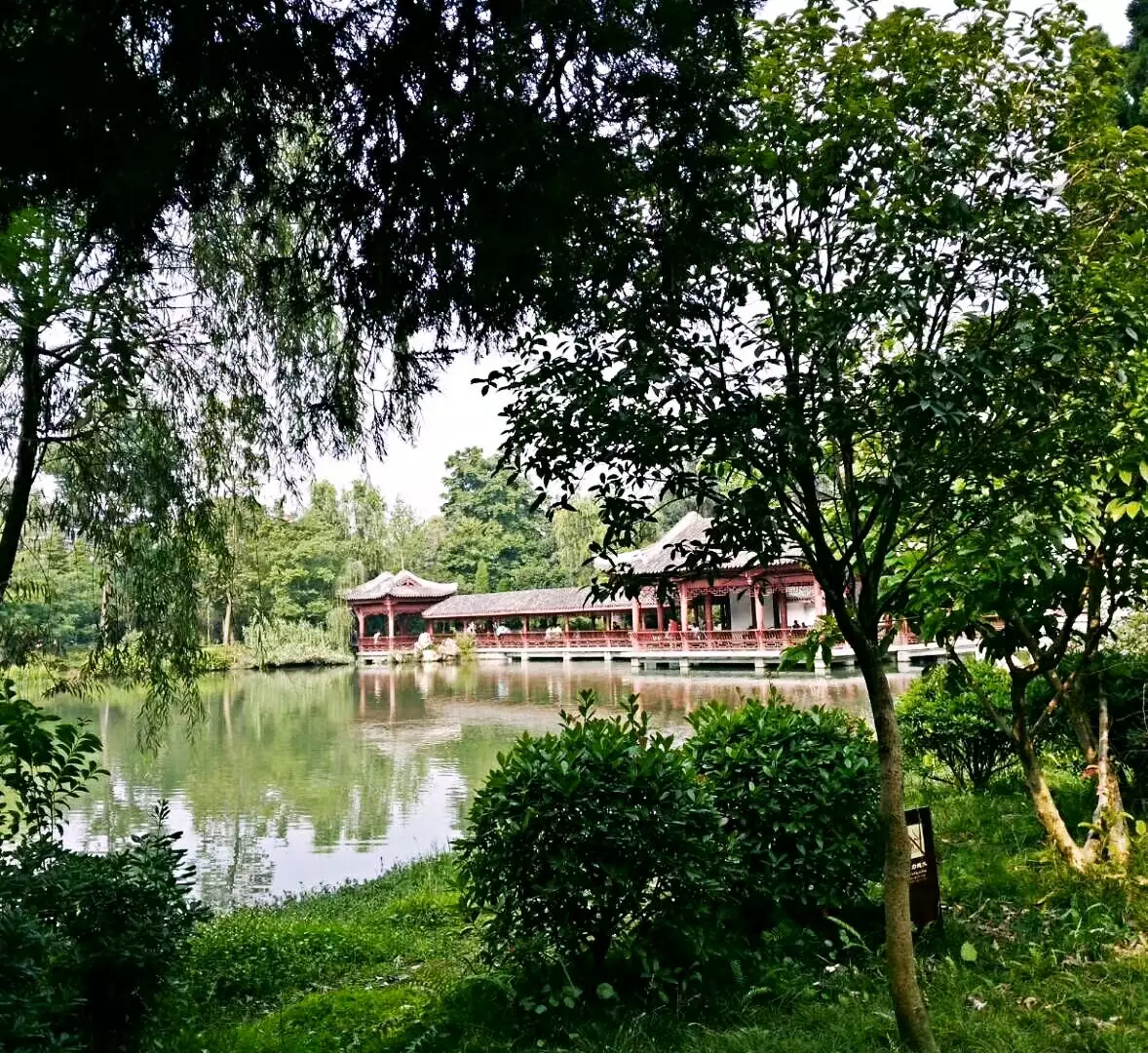 《蜀相》和《武侯》兩首詩在內容上和主旨上的異同點是什麼？