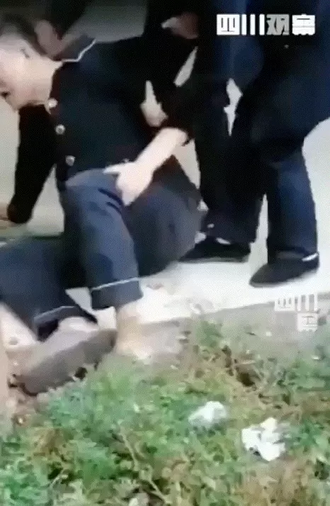 2、已婚男人有了小四會拋棄小三嗎？如果小三自己離開他會愧疚嗎？