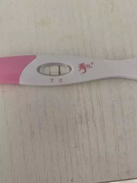 驗孕棒一深一道特別淺：驗孕棒一條深一條淺這個是什麼意思？T區的顏色特別淺！