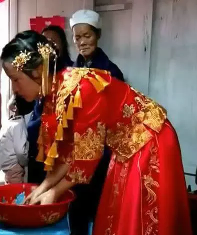 1、新娘結婚當天在婆家哭吉利嗎:結婚當日新娘放什麼身上最吉利？