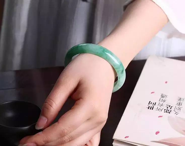 屬虎的女人適合戴玉鐲嗎：火命屬虎女適合戴玉鐲嗎