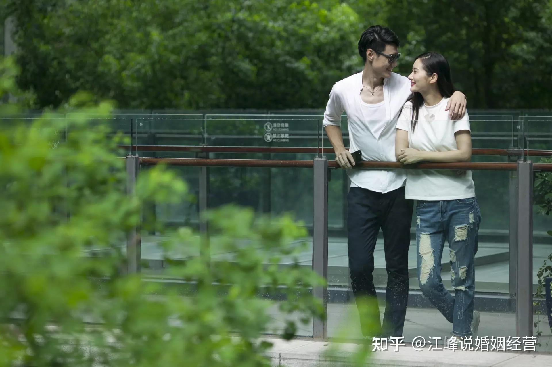 5、.我和我老公結婚才十天，我老公就把小三帶到家裡來了，我該咋辦？是打小三還是自家男人呢？