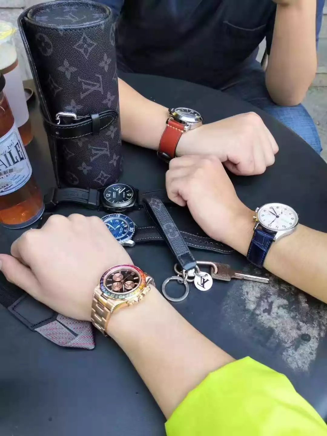 看手腕能看出男孩女孩：為什麼男生都喜歡抓女生的手腕？