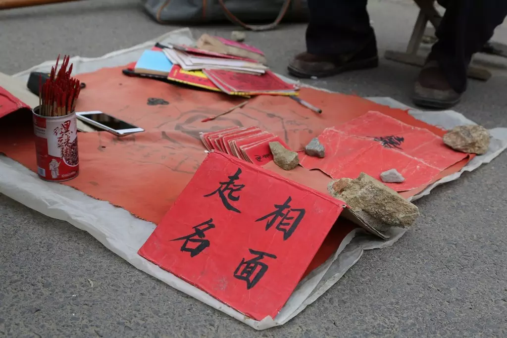 4、我媽媽今年48歲，算命先生說她活不過55歲，我心裏很難受，怎麼辦啊？？？