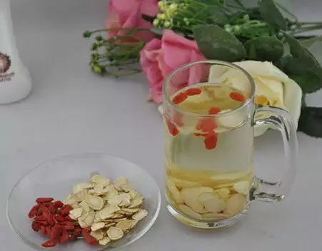 1、黃芪枸杞泡水:黃芪枸杞泡水有什麼功效
