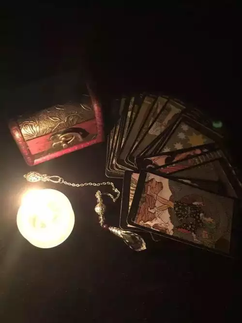 2、塔羅牌占卜免費測試:警方調查塔羅牌占卜騙術，你會相信那種所謂的占卜嗎？