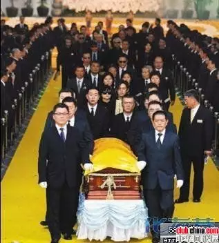10、那位大哥大姐能用玫瑰花的葬禮另外編一首歌這首歌裏面要包恨一個人拋棄我的感覺