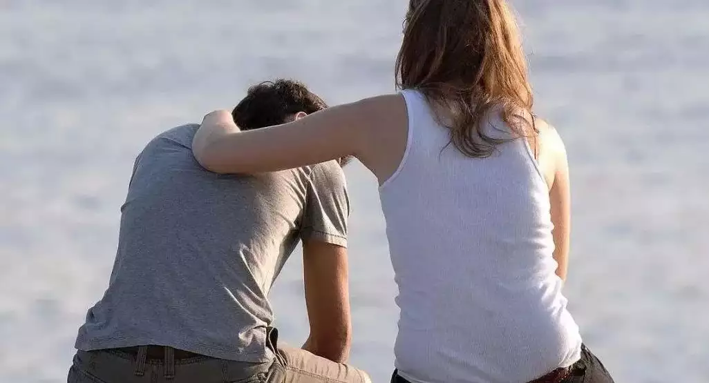 4、男人婚外情被發現男人的心理:男人和情人聊天怕老婆知道，他是愛老婆還是愛情人