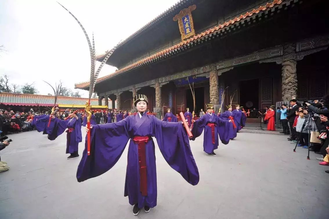 4、魯南是孔孟之鄉婚配禮儀:未娶親男女報孝應穿什麼孝衣？