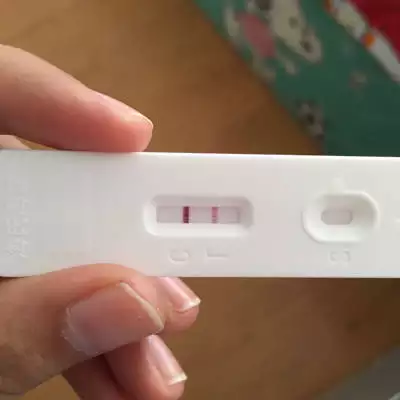 早早孕驗孕棒一深一淺怎麼回事：驗孕棒是兩條紅扛是什麼意思？