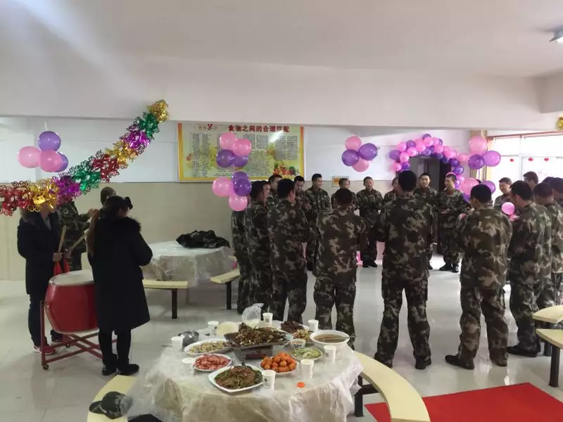 1、三期士官結婚配偶可以探親嗎:士官的與朋友探親，結婚問題