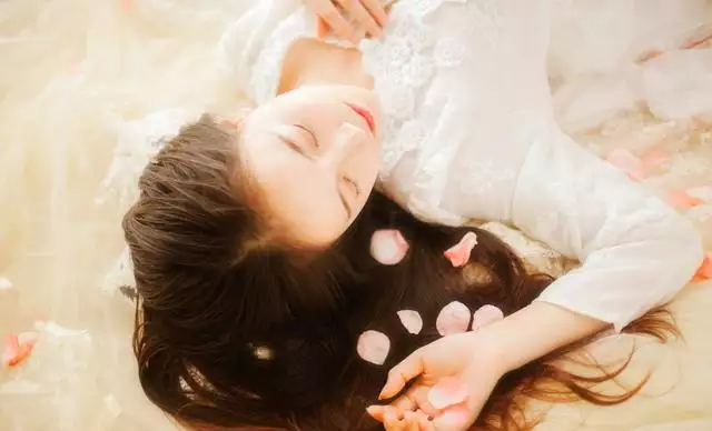 1、姻緣來得晚的女孩:好姻緣都來得晚嘛？
