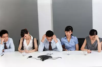 4、上班上得很壓抑很煩怎麼辦:上班老是感到煩躁心裏壓抑很想哭是怎麼回事？