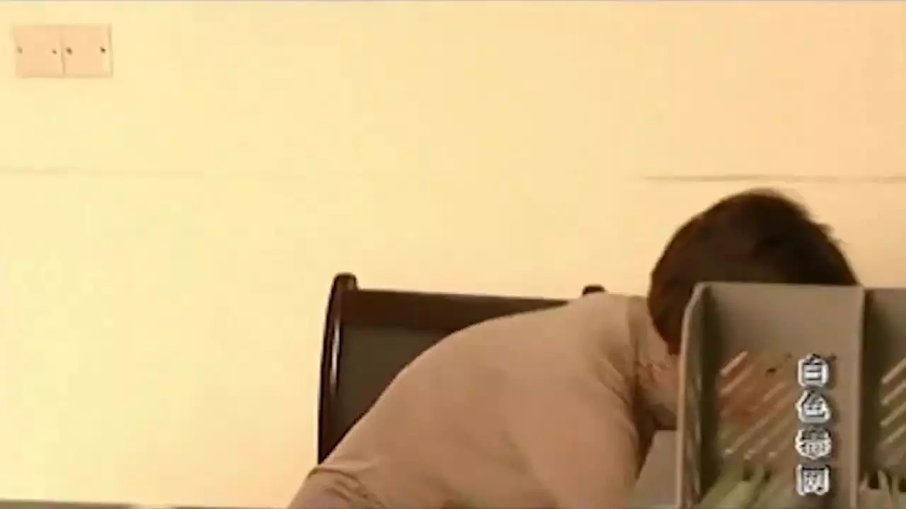 2、老公出軌單元同事怎麼解決她:老公出軌同事被我發現了，該怎麼處置呢？