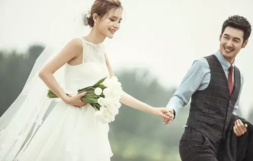 1、屬猴女今年婚姻如何:屬猴的與屬什麼屬相的結姻緣
