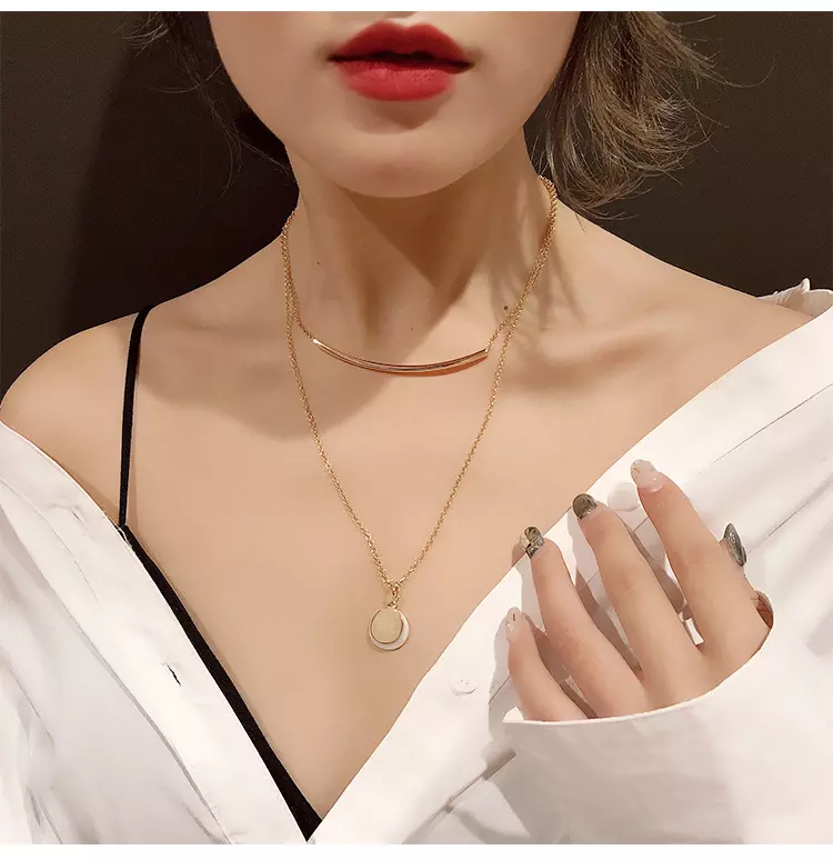 3、女人脖子應該帶什麼:女人脖子帶什麼金飾好