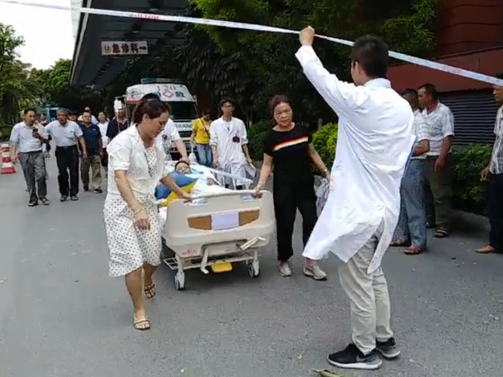 5、轉運突發病情變化演練劇情:有沒有知道病人轉院過程中，隨車醫生和的職責是什麼？