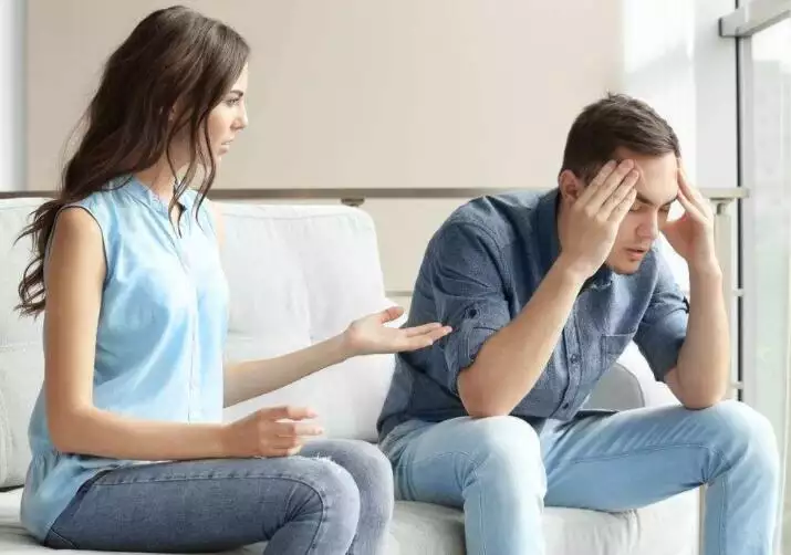 1、男人出軌后把錢給你說明什麼:男人出軌了還願意為你負債借錢給你為什麼
