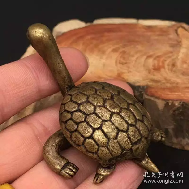 小烏龜擺件一般放哪裡：木雕龜擺件頭沖什麼方向好