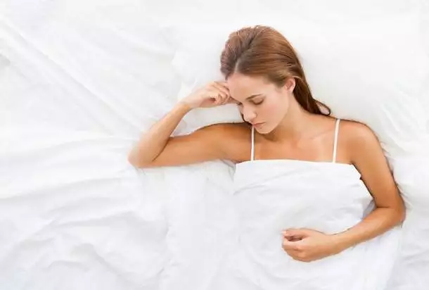 1、女人晚上睡不着覺是什麼原因:人睡不着的原因會是什麼?