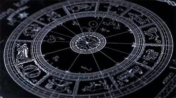 3、個人星盤占卜:想要學習占卜,塔羅牌和占星、星盤哪一個更好一些?