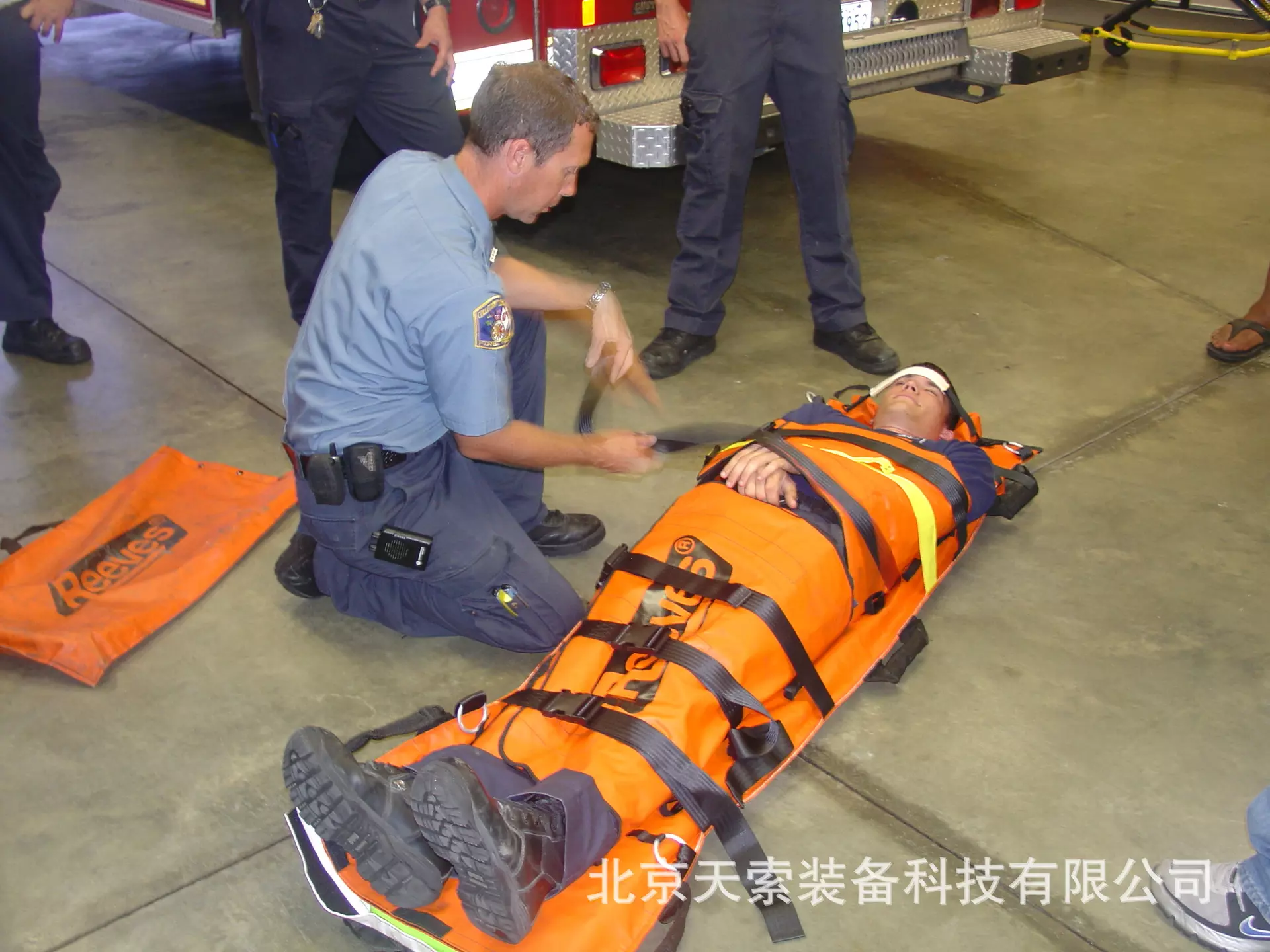 1、搬運或有窒息危險的傷員時，應採取側卧的方式。具體的側卧步驟是怎樣的？