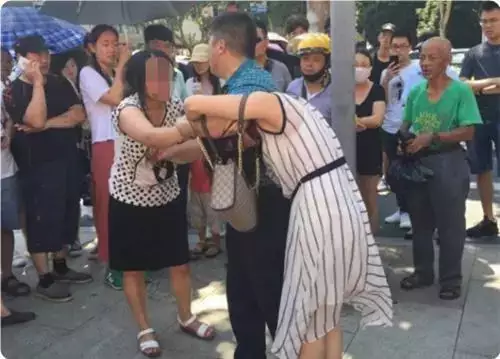 4、男子用假離婚證騙了小三，現在原配起訴小三，一般會怎麼處理？
