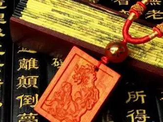 2、以前我不相信算命，八年前有一算命先生為我占卜:說我的婚姻路將特別不順，必有一劫。我剛開始不相信