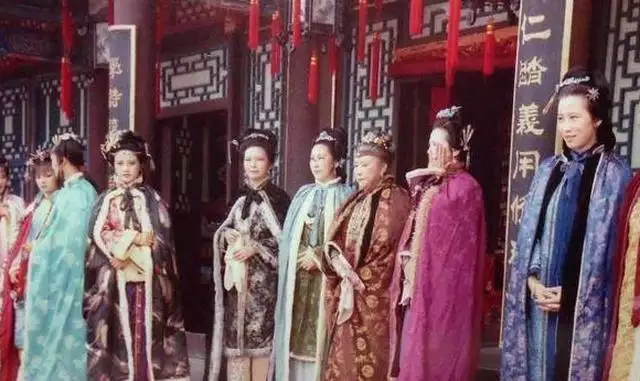 3、在紅樓夢中一直與賈寶玉親密接觸的襲兒，為什麼沒有生下一個子嗣？