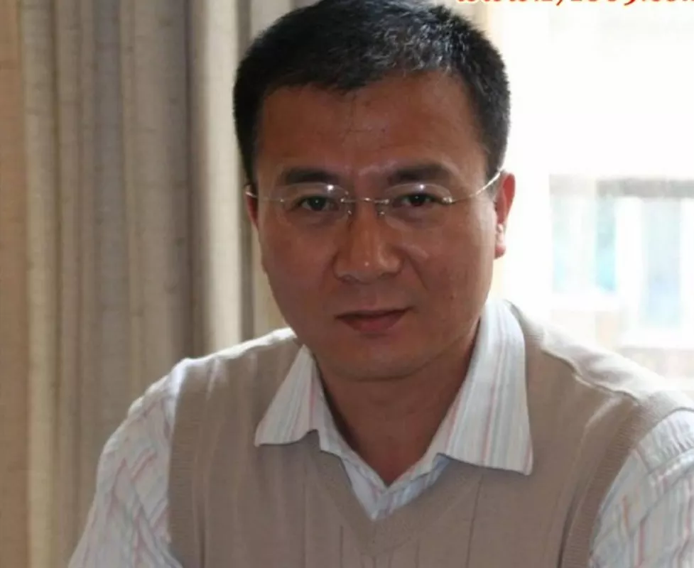 3、我40歲，愛上一個50歲的男人，我們彼此很相愛感覺很好，在一起一年了。我們大家都有家室兒女。但好景
