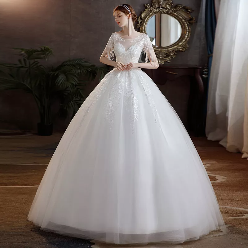 4、年新款婚紗圖片:新娘的紅色婚紗禮服圖片 當前的時尚婚紗