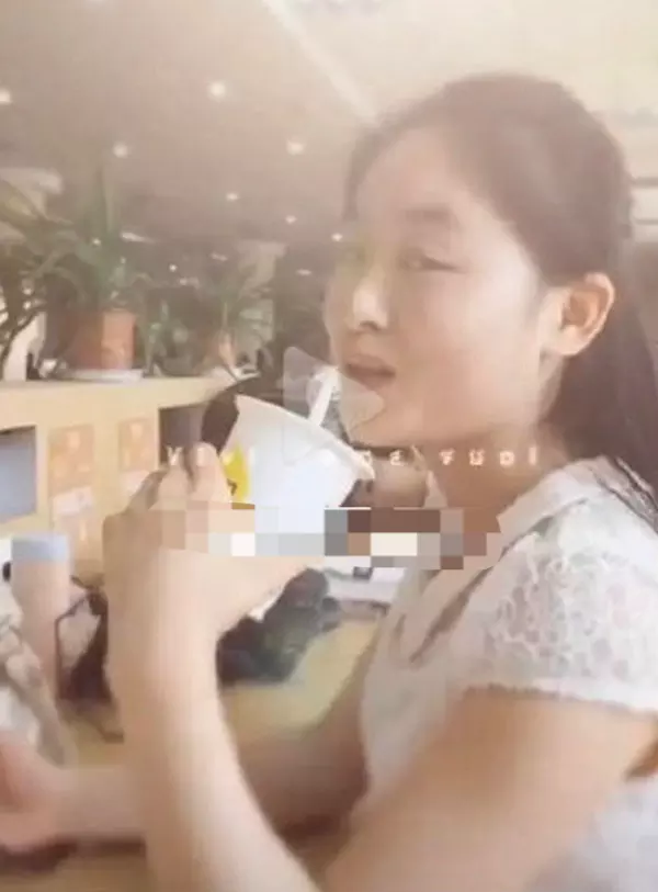 3、寫的是 兩個的小三都放在主角的家， 經過朝夕相處…三個人都開始...