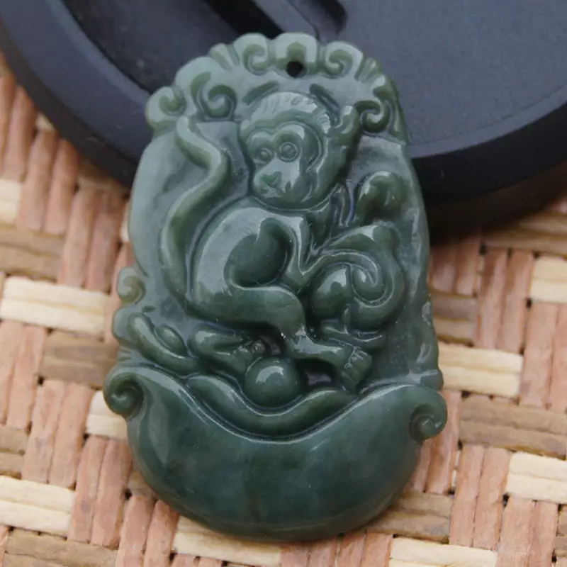 翡翠屬相掛件價錢圖片：號是翡翠屬相掛件是真的嗎?價值若干