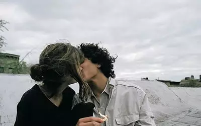 2、男海中金喜見榴木命婚配:石榴木命的男子和海底金命的女人娶親好嗎
