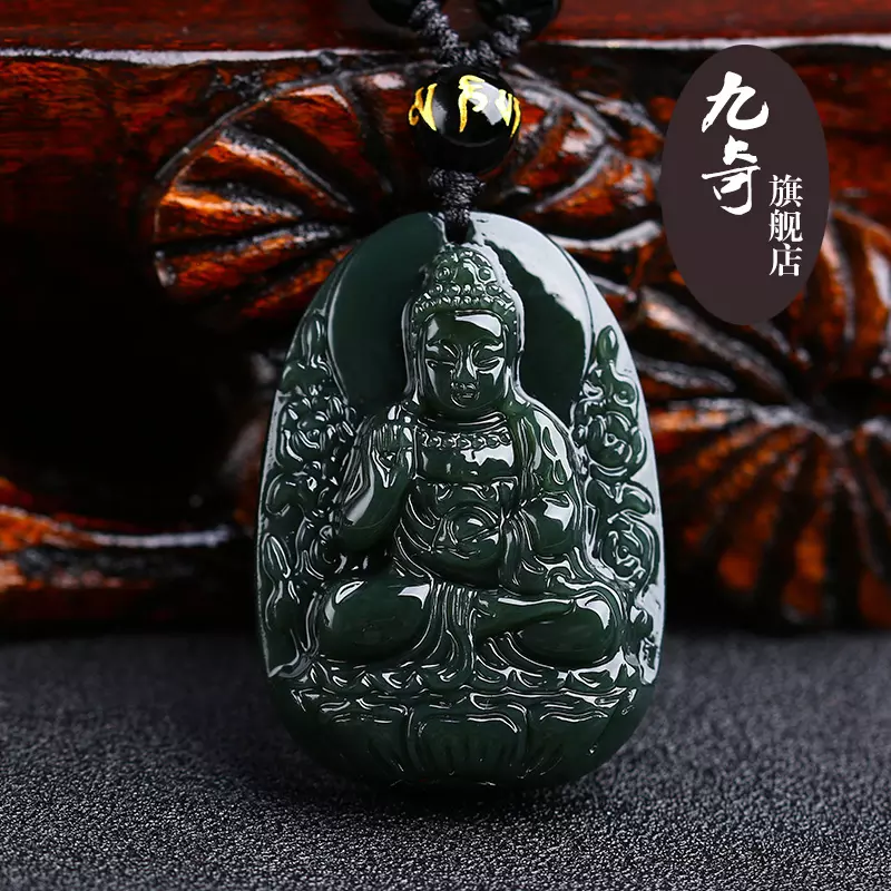 玉屬相掛墜配什麼鏈子：玉配什麼項鏈悅目？