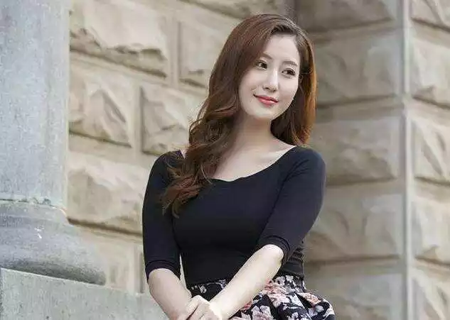 1、請問女命八字天干透出兩個正官是不是一定二婚啊？庚午 癸未 乙未 庚辰