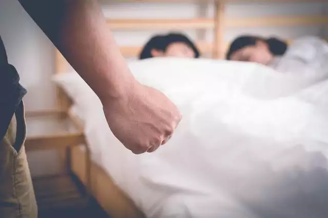 2、中年男人突然健身出軌:48歲男人出軌的徵兆