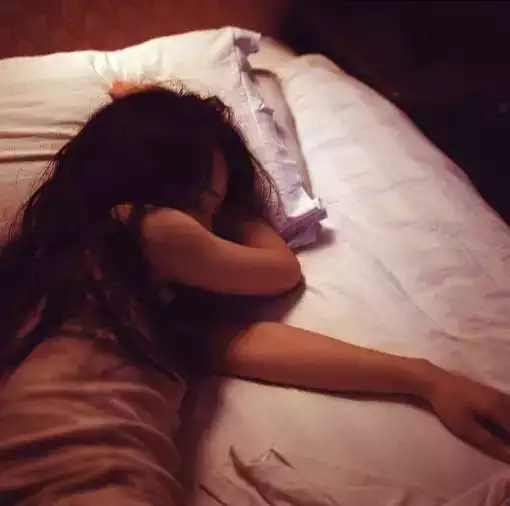 4、我在老公身邊他總盯着別的女人看，看到女人不見了就不看了，不知道怎麼回事我