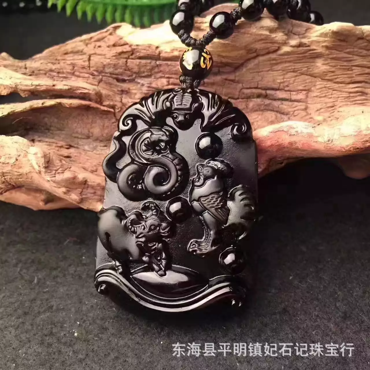 三合搭配相應屬相生肖掛墜行嗎：生肖蛇能配帶狗的屬相掛墜嗎?