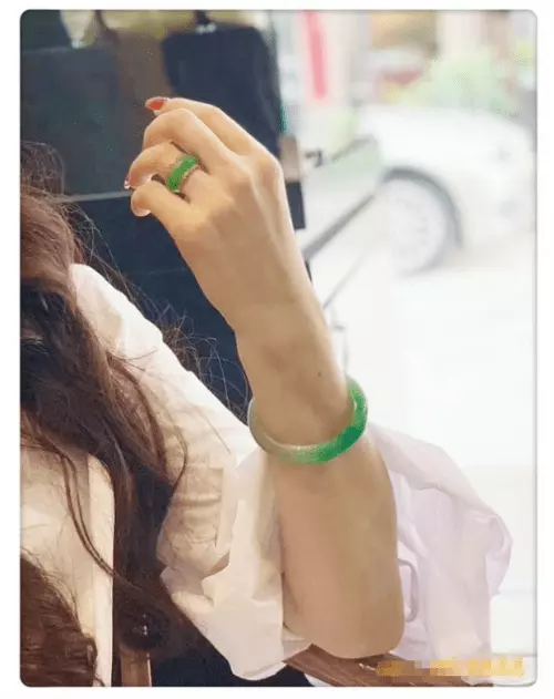4、女性戴手鐲千萬不要戴在左手:女人帶黃金手鐲應該帶哪個手上？