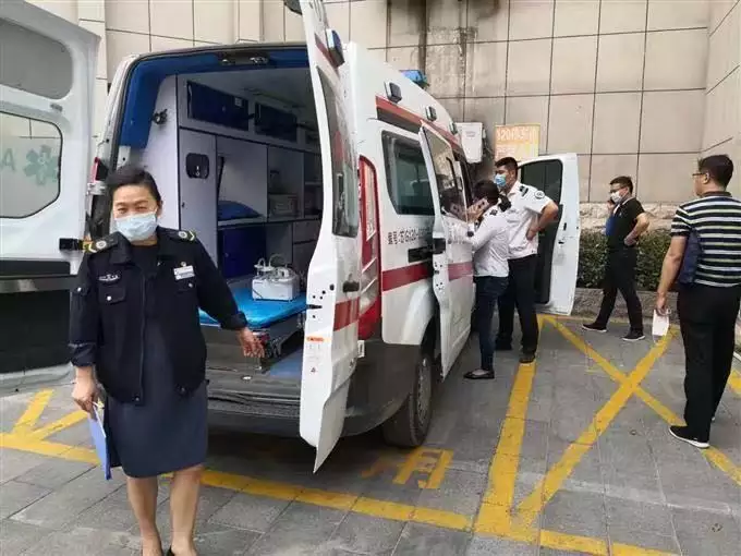 2、接送病人出車價格:從醫院到家約有十公里，用救護車接媽媽出院，需要多少錢？