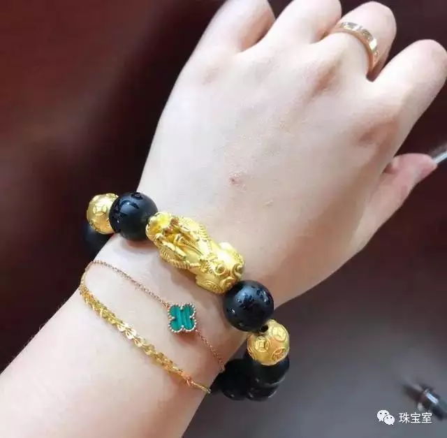 2、女士帶黃金貔貅正確戴法圖片:女士黃金貔貅手鏈左手戴法