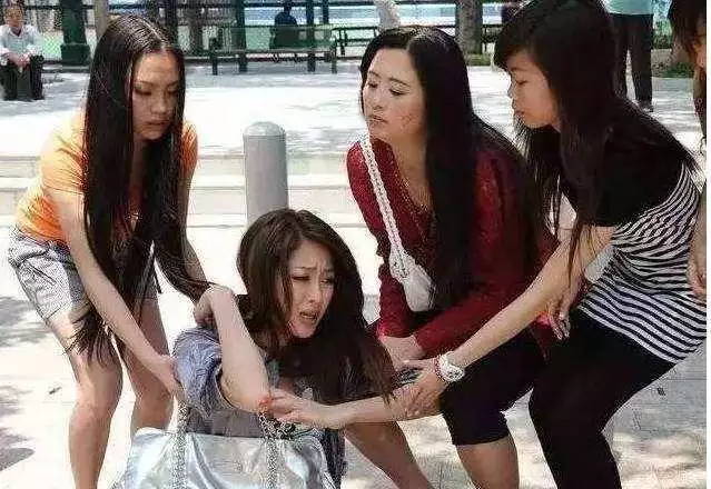 1、伶俐圈外人生下孩子:小三生了孩子下場若何？